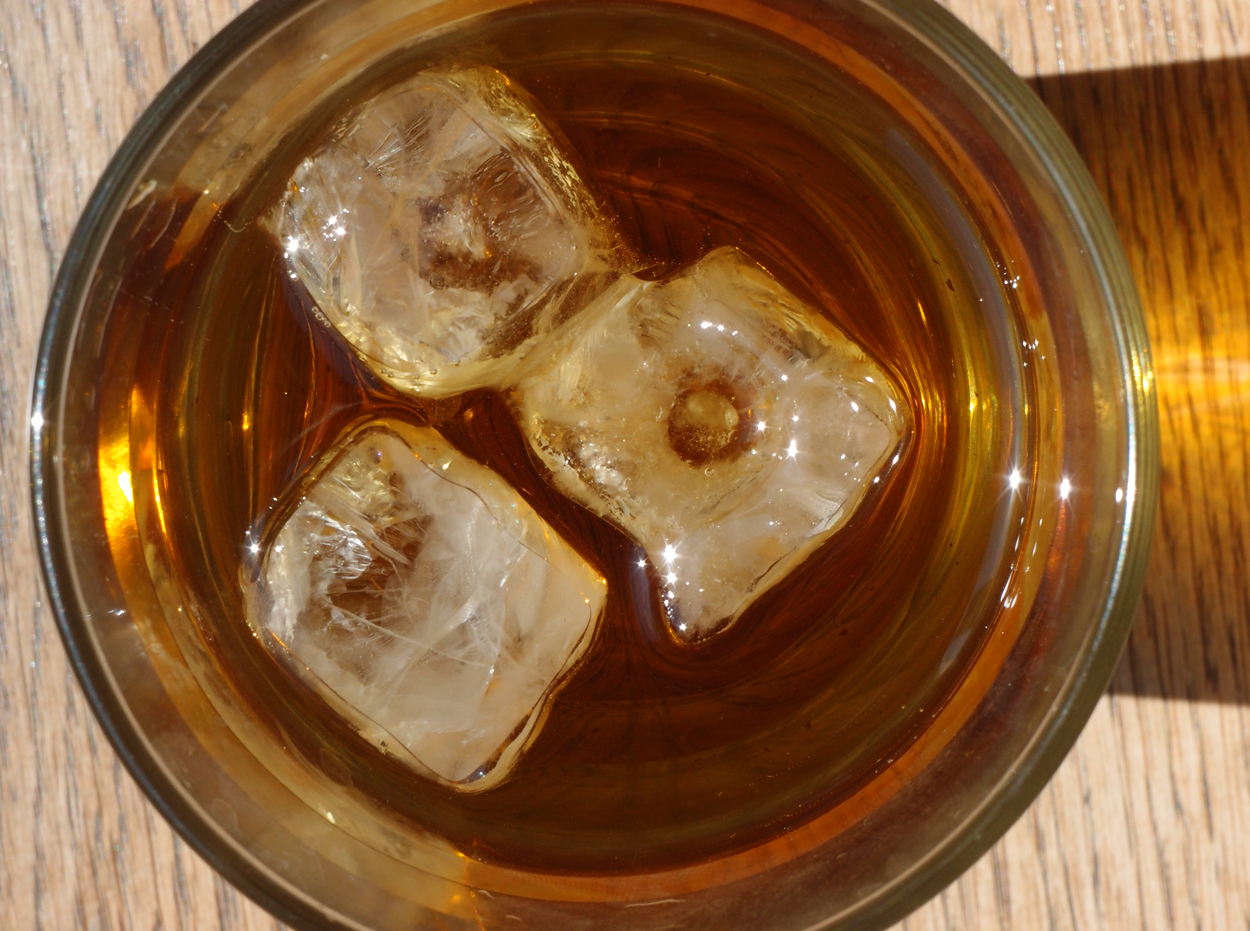 2019-06-19 Eiswuerfel im Teeglas